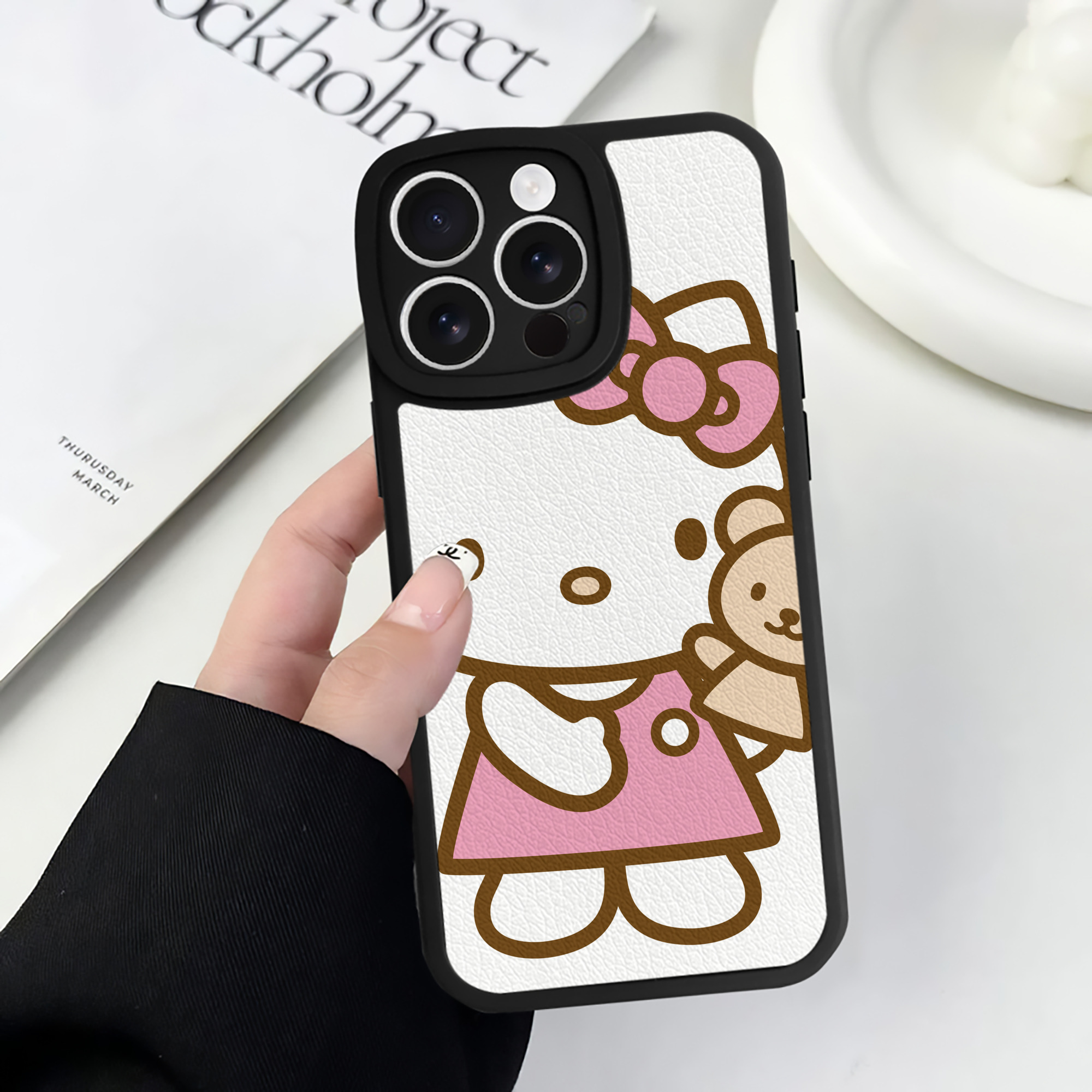 （画像用） Hello Kitty ハローキティ 【iPhone 16シリーズ対応】シリコンスマホケース（レザー調） 材質：シリコン